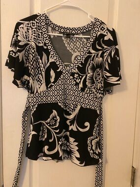 Black & White Floral V-Neck Women’s Top